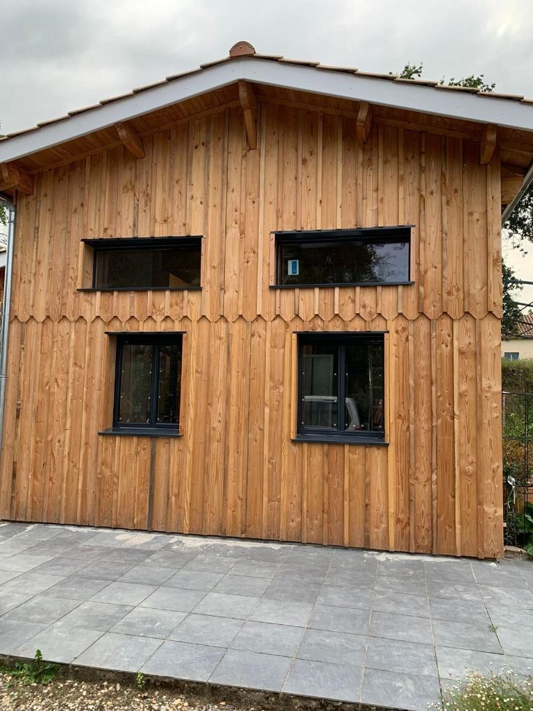 Façade en bois traditionnelle du Lodge
